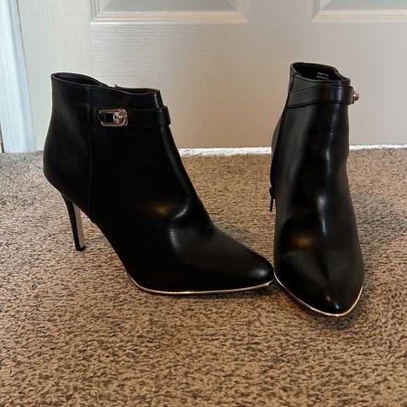 Heeled booties - Picture 8 of 9